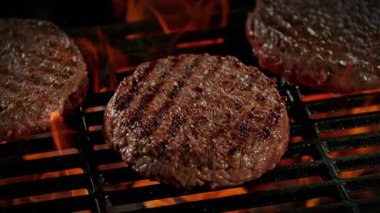 Süper Yavaş Çekim Hamburger Etli Izgara ve Kamera Hareketi 'nin 1000fps hızında. Yüksek Hız Sinema Kamerası, 4K.