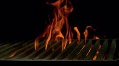 Hot Grill Grate 'in Süper Yavaş Çekimi. Alevler ve Parlayan Közlerle birlikte. Yüksek Hız Sinema Kamerası, 4K.