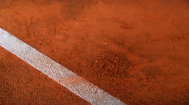 Tenis topu, Super Slow Motion, 1000fps 'ta Clay Court' a çarptı. Yüksek Hız Sinema Kamerası, 4K.