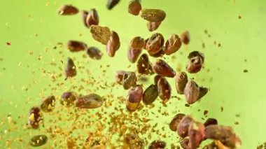 Peeled and Crsted Pistachio Futs 'ın Süper Yavaş Çekimi 1000 fps yükseklikte uçuyor. Yüksek Hız Sinema Kamerası, 4K.