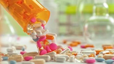 Medicine Doz 'dan Düşen Çeşitli Hapların Süper Yavaş Hareketi. Eczane konsepti. Eczane konsepti. Yüksek Hız Sinema Kamerası, 4K.