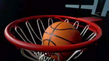 Basketbol topunun süper yavaş hareketi Hoop Net 'ten 1000fps hızla geçiyor. Yüksek Hız Sinema Kamerası, 4K.