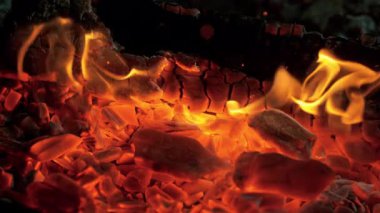 Parlayan Közlerin Süper Yavaş Hareketi ve Kıvılcımlar, 1000fps. Yüksek Hız Sinema Kamerası, 4k.