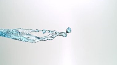 Süper Yavaş Çekim Su Sıçratma Beyaz Arkaplan 'da izole edildi. Yüksek Hız Sinema Kamerası, 4K.