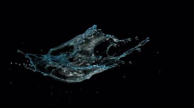 Süper Yavaş Çekim Su Sıçratma Kara Arkaplan 'da izole edildi. Yüksek Hız Sinema Kamerası, 4K.