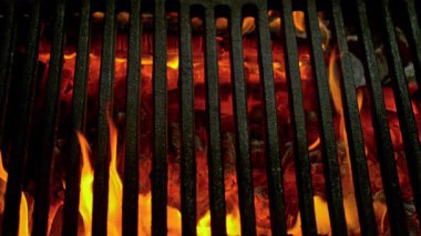 Hot Grill Grate 'in Süper Yavaş Çekimi Parlayan Közler ve Alevler ile 1000 fps' te. Yüksek Hız Sinema Kamerası, 4K.