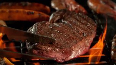 1000fps 'te, Hot Grill' de Ateşli Biftek Etinin Süper Yavaş Çekimi. Yüksek Hız Sinema Kamerası, 4K.