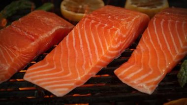 Süper Yavaş Çekim Somon Fileto Ateş Altında Izgara ve Kamera Hareketi 'nin 1000fps hızında. Yüksek Hız Sinema Kamerası, 4K.