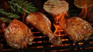 Süper Yavaş Çekim Tavuk Parçalarıyla Ateş Altında Izgara ve Kamera Hareketi... -... 1000fps. Yüksek Hız Sinema Kamerası, 4K.