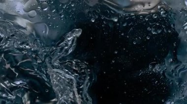 Koyu Mavi Arkaplanda Dalgalanan Yağlı Dalganın Süper Yavaş Çekimi. Yüksek Hız Sinema Kamerası, 4K.