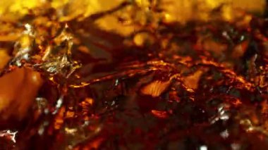 Sallanan Altın Sıvının Süper Yavaş Çekimi, 1000fps 'de. Yüksek Hız Sinema Kamerası, 4K.
