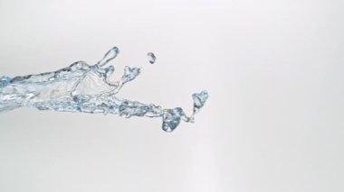 Süper Yavaş Çekim Su Sıçratma Beyaz Arkaplan 'da izole edildi. Yüksek Hız Sinema Kamerası, 4K.