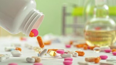 Medicine Doz 'dan Düşen Çeşitli Hapların Süper Yavaş Hareketi. Eczane konsepti. Eczane konsepti. Yüksek Hız Sinema Kamerası, 4K.