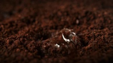 Süper Yavaş Hareket Detay Çekimi. Sıcak suyla birlikte 300 metrede demlenen öğütülmüş kahve. 4K 'da Yüksek Hız Sinema Kamerası ile çekildi..