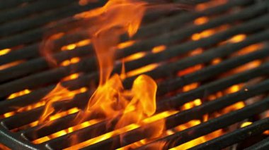 Yuvarlak Izgara Izgara 'nın Süper Yavaş Hareketi. Parlayan Közler ve Alevler' le birlikte. Yüksek Hız Sinema Kamerası, 4K.