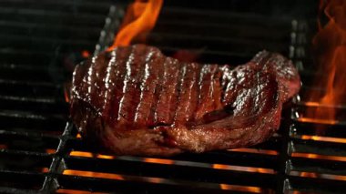 Çok Yavaş Çekilen Lezzetli Biftek Atışı 1000fps 'te Alevli Izgara Et. Yüksek Hız Sinema Kamerası, 4K.