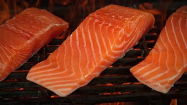 Süper Yavaş Çekim Somon Fileto Ateş Altında Izgara ve Kamera Hareketi 'nin 1000fps hızında. Yüksek Hız Sinema Kamerası, 4K.
