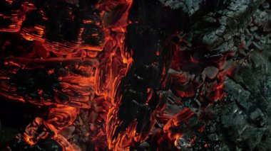 Parlayan Közlerin Süper Yavaş Hareketi ve Kıvılcımlar, 1000fps. Yüksek Hız Sinema Kamerası, 4k.