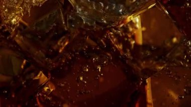 Fizzing Cola Limonata 'nın Süper Yavaş Hareket Detaylı Çekimi. Yüksek Hız Sinema Kamerası, 4K.