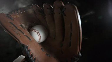 Ultra Yavaş Hareket Beyzbol Yakalayışı. Top 1000fps 'te Eldiven' e iniyor. Yüksek Hız Sinema Kamerası, 4K.