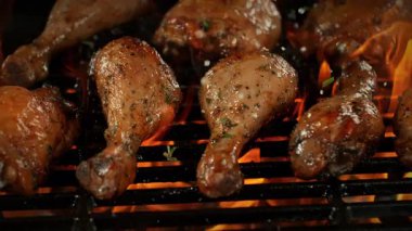 Süper Yavaş Baharat Düşüşü Mangalda Tavuk Davul Çubukları ve Kamera Hareketi... -... 1000fps 'de. Yüksek Hız Sinema Kamerası, 4K.