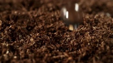 Süper Yavaş Hareket Ayrıntılı Vuruşlar Düşen Düşen ve Toprak Substrat 'a Sıçrayan. Yüksek Hız Sinema Kamerası, 4K.