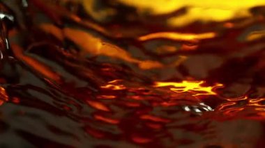 Sallanan Altın Sıvının Süper Yavaş Çekimi, 1000fps 'de. Yüksek Hız Sinema Kamerası, 4K.