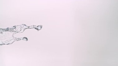 Süper Yavaş Çekim Su Sıçratma Beyaz Arkaplan 'da izole edildi. Yüksek Hız Sinema Kamerası, 4K.