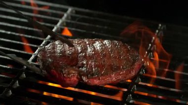 1000fps 'te, Hot Grill' de Ateşli Biftek Etinin Süper Yavaş Çekimi. Yüksek Hız Sinema Kamerası, 4K.