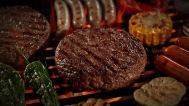 Süper Yavaş Çekim Hamburger Etli Izgara ve Kamera Hareketi 'nin 1000fps hızında. Yüksek Hız Sinema Kamerası, 4K.