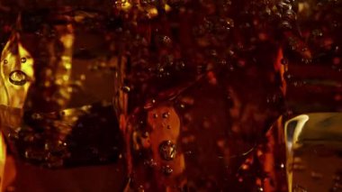 Fizzing Cola Limonata 'nın Süper Yavaş Hareket Detaylı Çekimi. Yüksek Hız Sinema Kamerası, 4K.