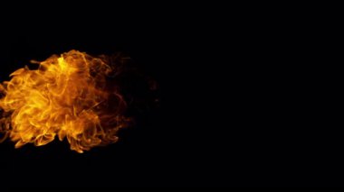 Süper Yavaş Ateş Patlaması Kara Arkaplan 'da izole edildi. 4K 'de yüksek hızlı sinema kamerasıyla çekilmiş..