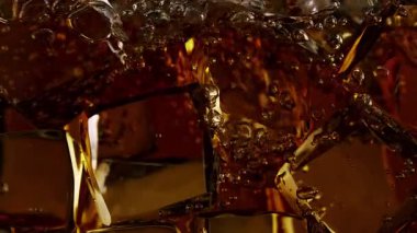 Fizzing Cola Limonata 'nın Süper Yavaş Hareket Detaylı Çekimi. Yüksek Hız Sinema Kamerası, 4K.