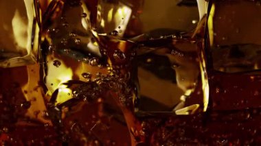 Fizzing Cola Limonata 'nın Süper Yavaş Hareket Detaylı Çekimi. Yüksek Hız Sinema Kamerası, 4K.