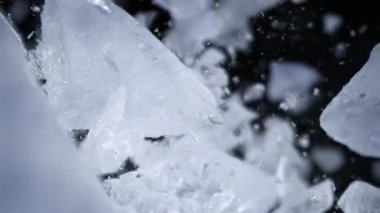 Kamera Etrafındaki Uçan Buz Kesikleri 'nin Süper Yavaş Çekimi. 4K 'da Yüksek Hız Sinema Kamerası ile çekildi..