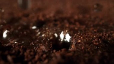 Süper Yavaş Hareket Detay Çekimi. Sıcak suyla birlikte 300 metrede demlenen öğütülmüş kahve. 4K 'da Yüksek Hız Sinema Kamerası ile çekildi..