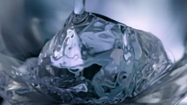 Süper Yavaş Çekim Votka Shot Kusursuz Buz Küpü 'ne 1000 fitte dökülüyor. Yüksek Hız Sinema Kamerası, 4K.