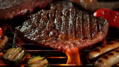 Lezzetli Biftek Etinin Süper Yavaş Çekimi 1000fps 'te, kızgın ızgaraya düşüyor. Yüksek Hız Sinema Kamerası, 4K.