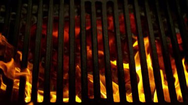 Hot Grill Grate 'in Süper Yavaş Çekimi Parlayan Közler ve Alevler ile 1000 fps' te. Yüksek Hız Sinema Kamerası, 4K.