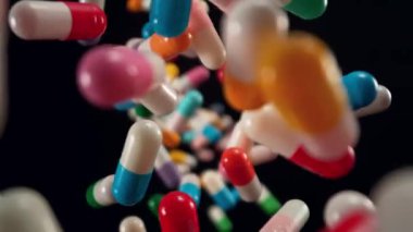 Siyah Arkaplanda Düşen Renkli Hapların Süper Yavaş Hareketi, 1000fps. Yüksek Hız Sinema Kamerası, 4K.