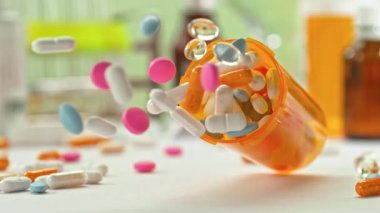 Düşen İlacın Süper Yavaş Hareketi. 300 metrede çeşitli haplarla birlikte. Eczane konsepti. Yüksek Hız Sinema Kamerası, 4K.