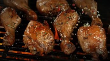 Süper Yavaş Baharat Düşüşü Mangalda Tavuk Parçası ve Kamera Hareketi... -... 1000fps 'de. Yüksek Hız Sinema Kamerası, 4K.