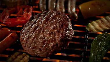 Hamburger Etinin Süper Yavaş Çekimi 300m 'de Ateş Altında Izgara Hareketi ile Çekiliyor. Yüksek Hız Sinema Kamerası, 4K.
