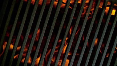 Hot Grill Grate 'in Süper Yavaş Çekimi Parlayan Közler ve Alevler ile 1000 fps' te. Yüksek Hız Sinema Kamerası, 4K.