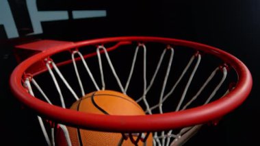 Basketbol topunun süper yavaş hareketi Hoop Net 'ten 1000fps hızla geçiyor. Yüksek Hız Sinema Kamerası, 4K.