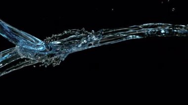 Uçan bir suyun yüksek hızda görüntüsü yavaş çekimde, siyah arka planda izole edilmiş. Birleşiklik için ideal, reklamlar, kozmetik ürünleri ve içecek görselleri. 4K çözünürlükte 1000Fps 'de çekilmiştir..