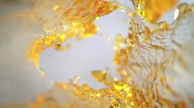 Işık Arkaplanda Altın Sıvı Yuvarlak Akımın Süper Yavaş Çekimi, 1000fps. Yüksek Hız Sinema Kamerası, 4K.