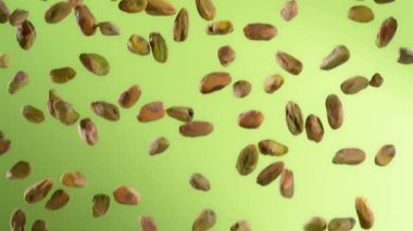 Green Gradient Arkaplan 'da Düşen Fındık Kabuğu' nun Süper Yavaş Çekimi. Yüksek Hız Sinema Kamerası, 4K.