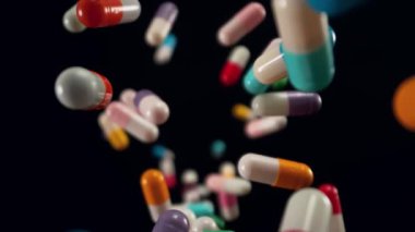 Siyah Arkaplanda Düşen Renkli Hapların Süper Yavaş Hareketi, 1000fps. Yüksek Hız Sinema Kamerası, 4K.