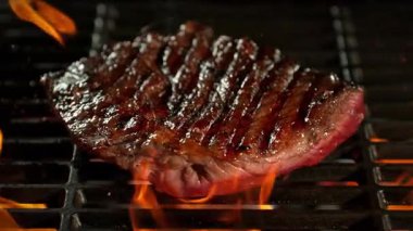 Lezzetli Biftek Etinin Süper Yavaş Çekimi 1000fps 'te, kızgın ızgaraya düşüyor. Yüksek Hız Sinema Kamerası, 4K.
